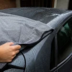 Toalla de microfibra secando el techo mojado de un coche