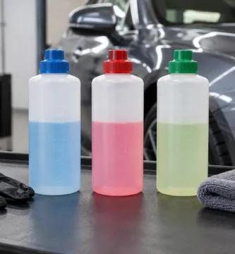 Botella graduada sin marca para preparar una dilución de detailing
