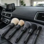 Cepillos de detailing de distinta dureza junto al salpicadero