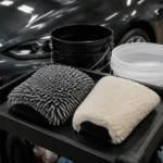 Guantes de lavado de microfibra y lana en un carro de detailing