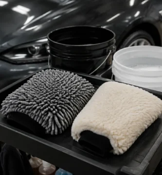 Guantes de lavado de microfibra y lana en un carro de detailing