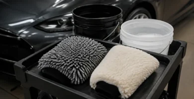Guantes de lavado de microfibra y lana en un carro de detailing