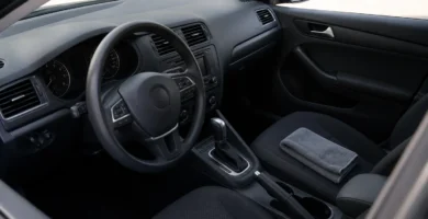 Salpicadero de coche limpio con acabado mate uniforme