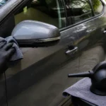 Secado de un retrovisor con aire y microfibra tras lavar el coche
