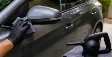 Secado de un retrovisor con aire y microfibra tras lavar el coche